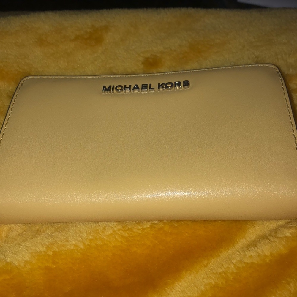 SOLD Michael Kors wallet like new